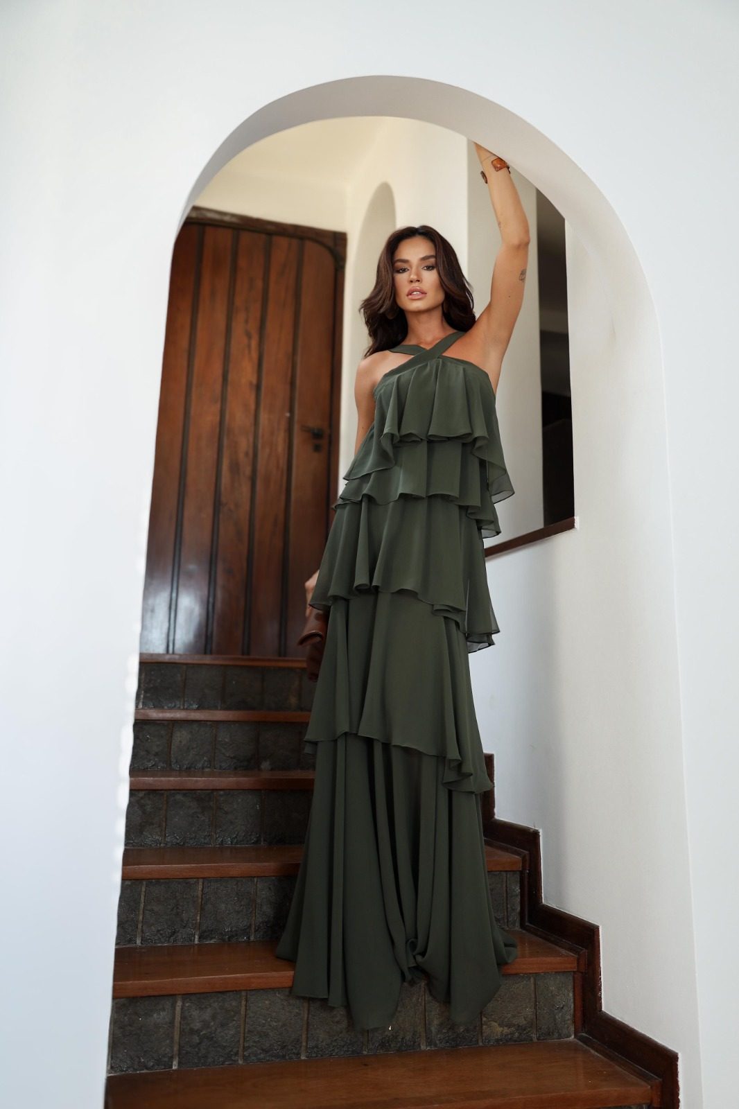 VESTIDO LONGO CAMADAS FRENTE ÚNICA DECOTE COSTAS - 40% OFF